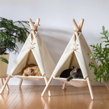 Gato durmiendo en cama tipi hamaca de madera estilo nórdico.
