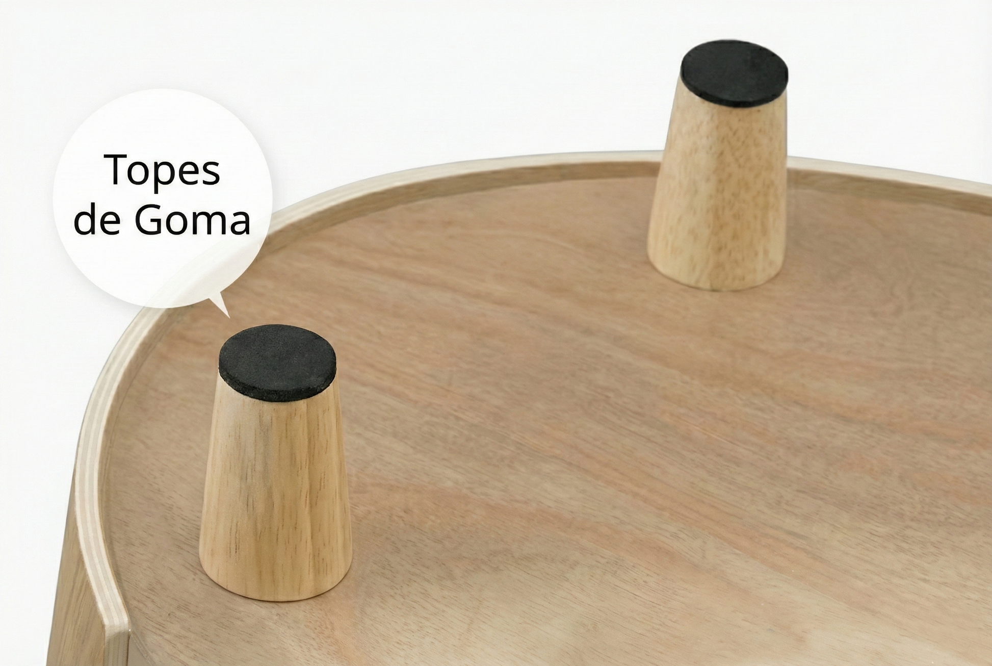 Detalle patas de madera con topes de goma antideslizantes para proteger el piso